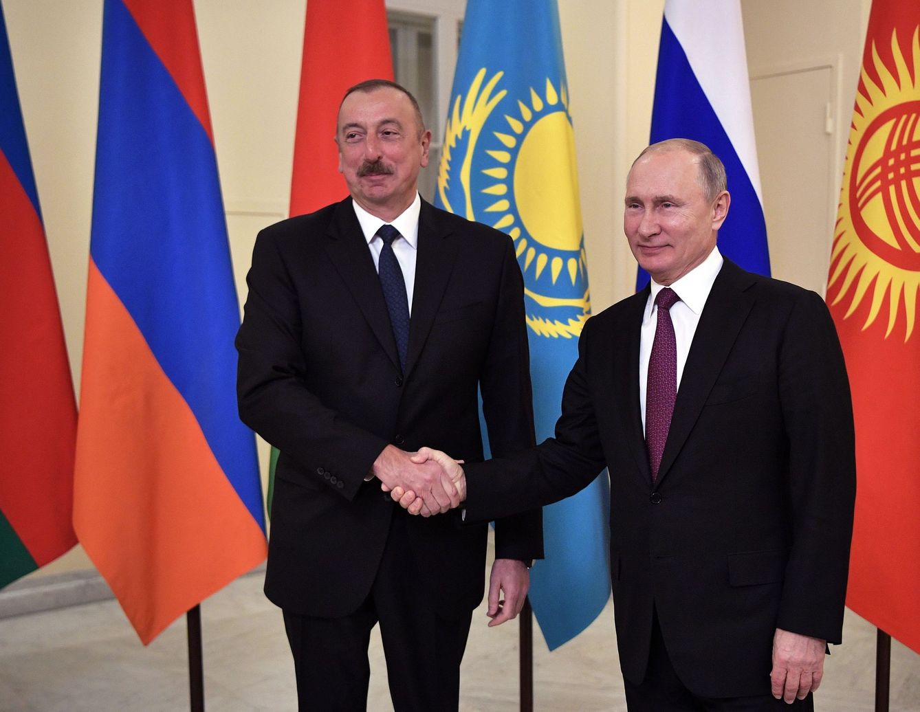 El presidente de Azerbaiyán, Ilham Aliyev, con el ruso Vladímir Putin durante una cumbre de la Mancomunidad de Estados Independientes (CIS) en San Petersburgo, el 6 de diciembre de 2018. (EFE)
