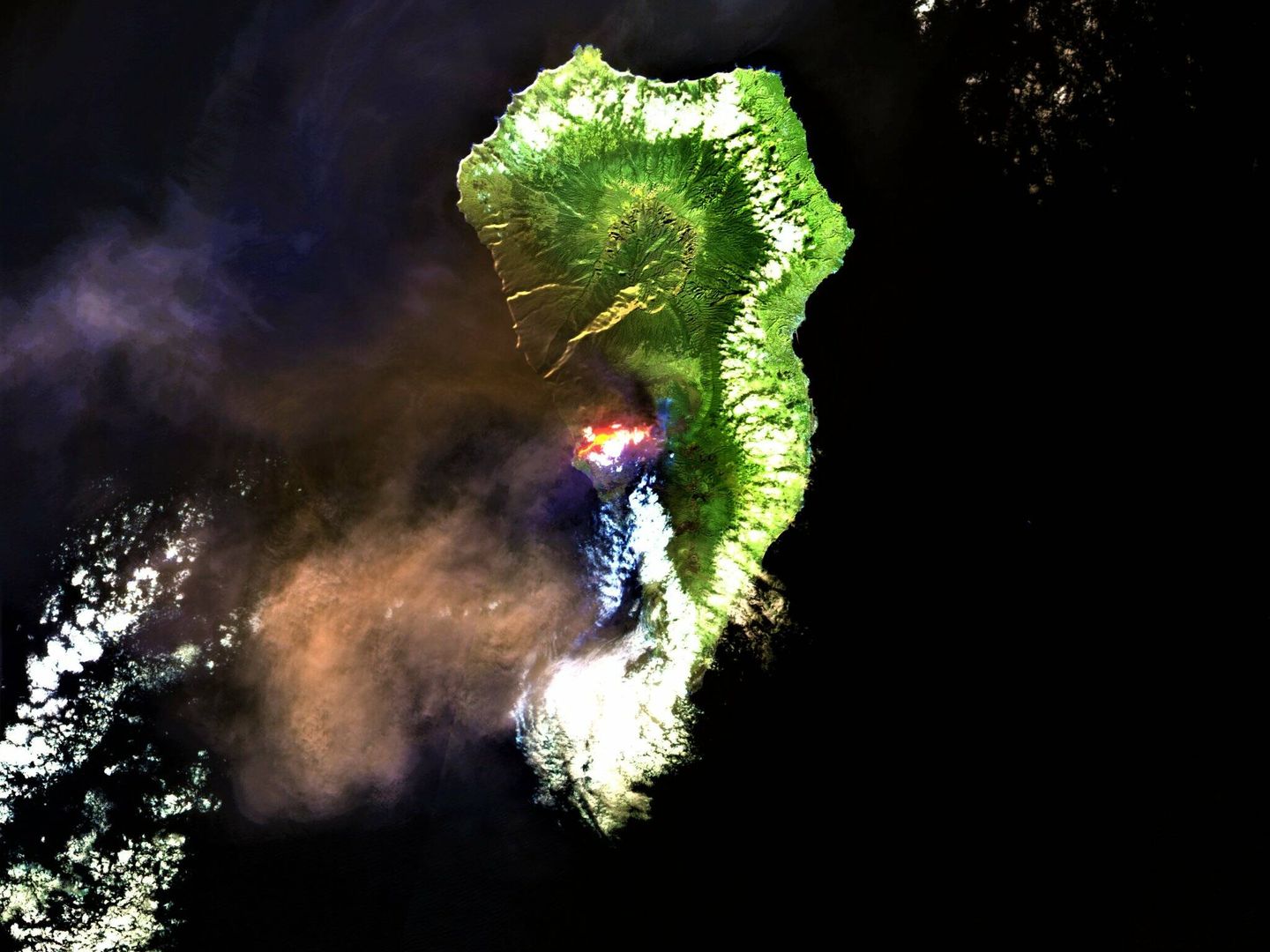 Imagen de La Palma el pasado 30 de octubre captada por el satélite Sentinel 2, en la que se observa la nube de cenizas volcánicas. (Via @ICaballero28)