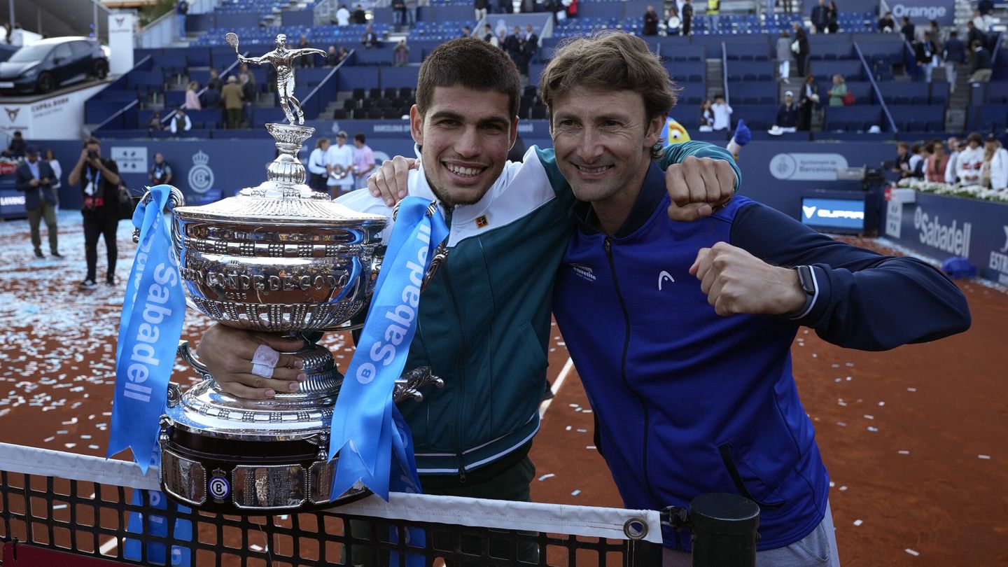 Carlos Alcaraz y su entrenador, Juan Carlos Ferrero, tras ganar el Conde de Godó. (EFE/Alejandro García) 