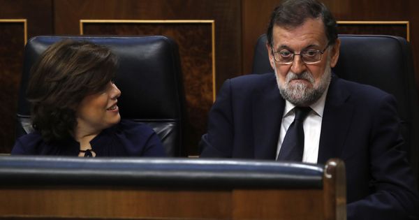 Foto: Mariano Rajoy escucha a la oposición durante la moción de censura. 