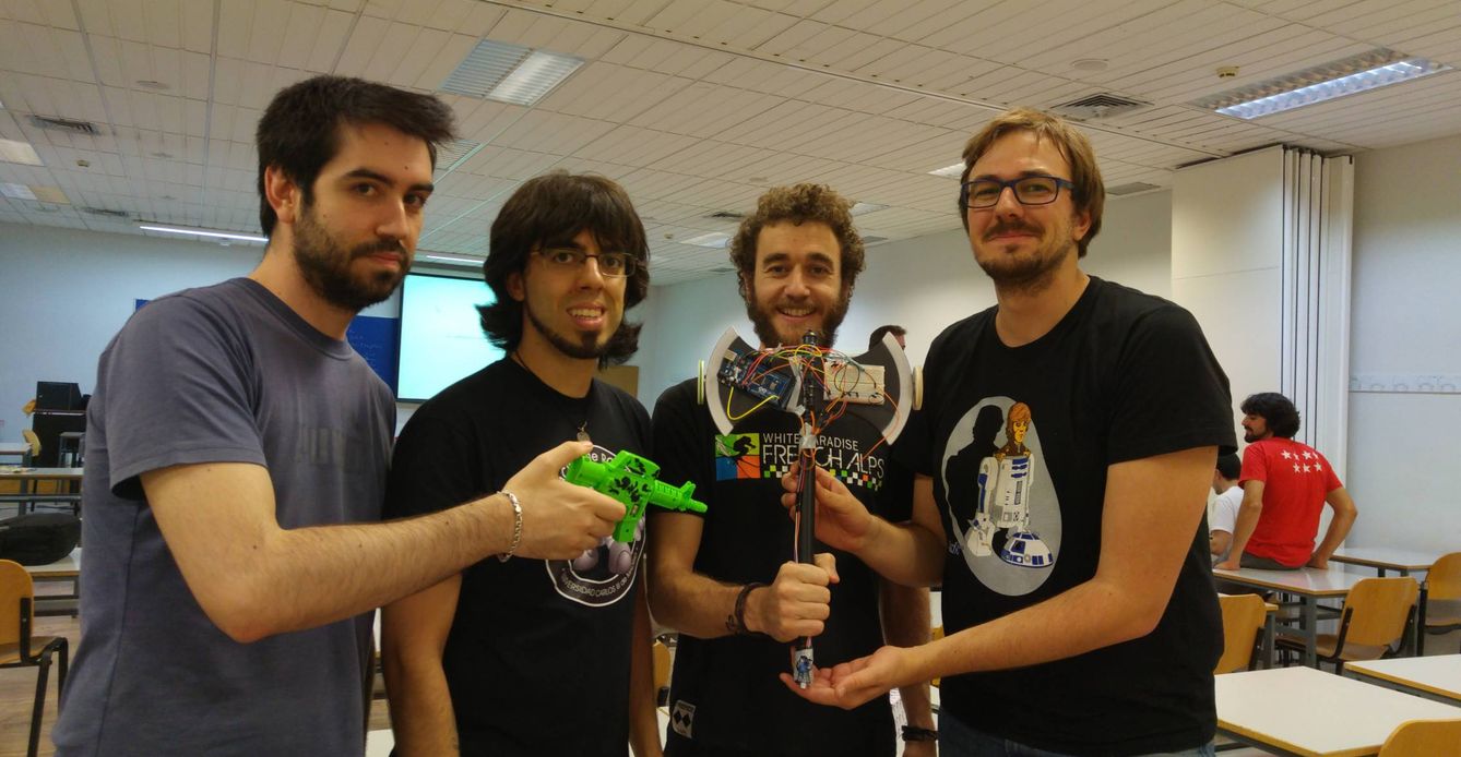 Uno de los equipos de la ‘hackathon’. David Estévez, el segundo por la izquierda. (Cristina Sánchez)