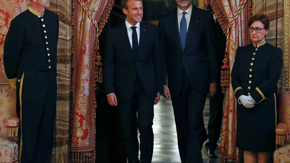 La cena del Rey y Macron, un acto con poco lustre (y con dos horas de retraso incluido)