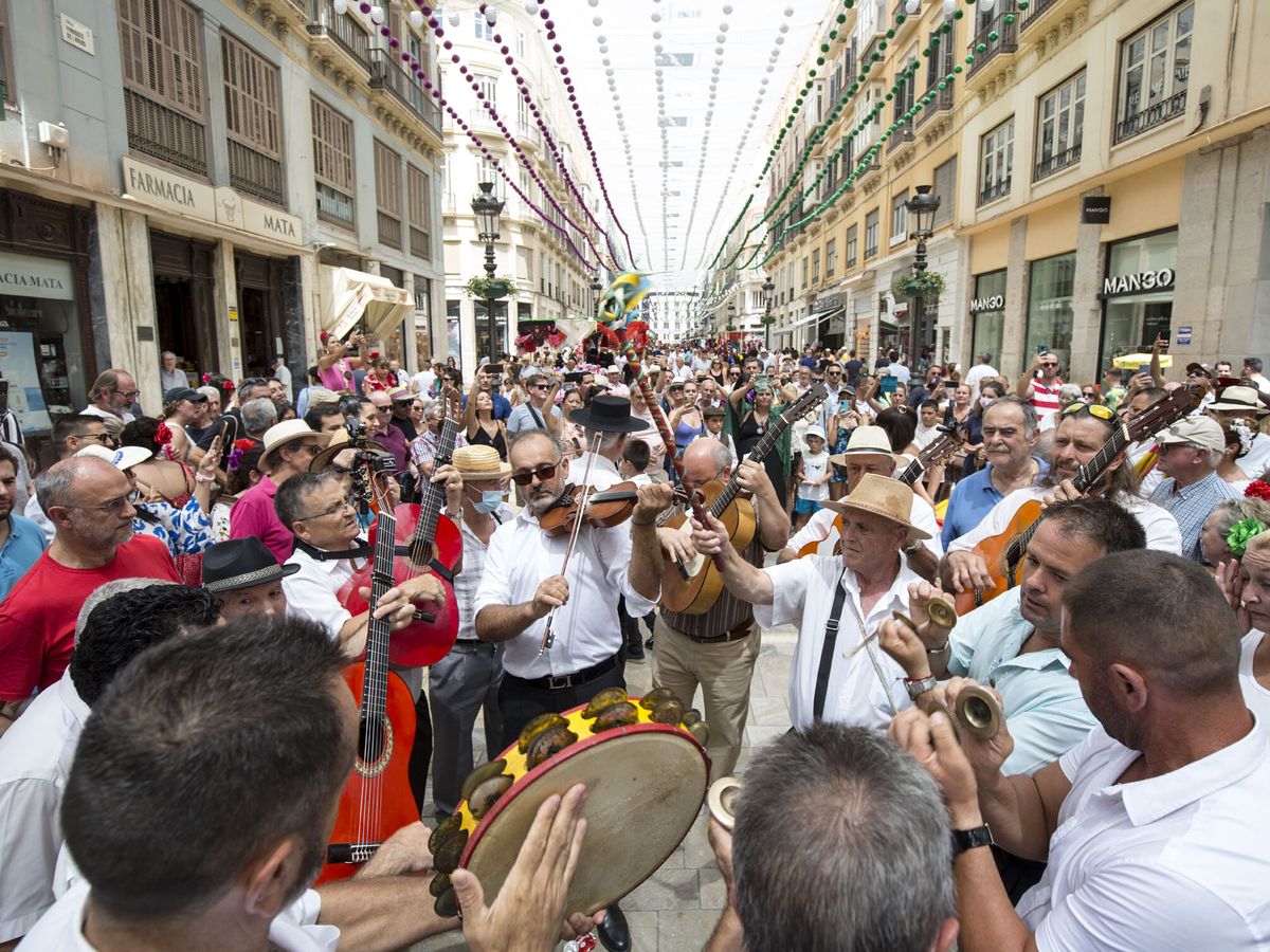 Foto: La Feria de Málaga, una de las fiestas destacadas del mes de agosto en España (EFE/Daniel Pérez)
