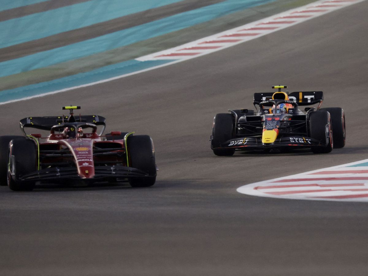 Foto: Sainz, seguido de Sergio Pérez en Abu Dhabi. (Reuters/Leonhard Foeger)