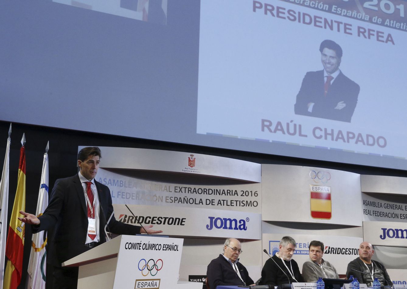 Raúl Chapado, durante su intervención tras haber sido elegido nuevo presidente de la Federación Española de Atletismo (Paco Campos/EFE)
