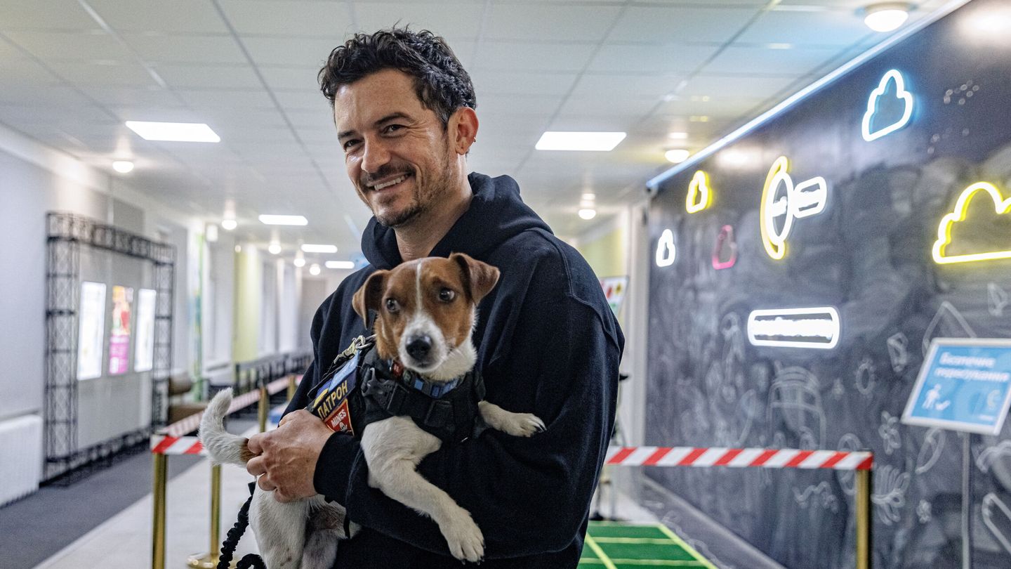 Orlando Bloom y un perrete: adorables. (Reuters)