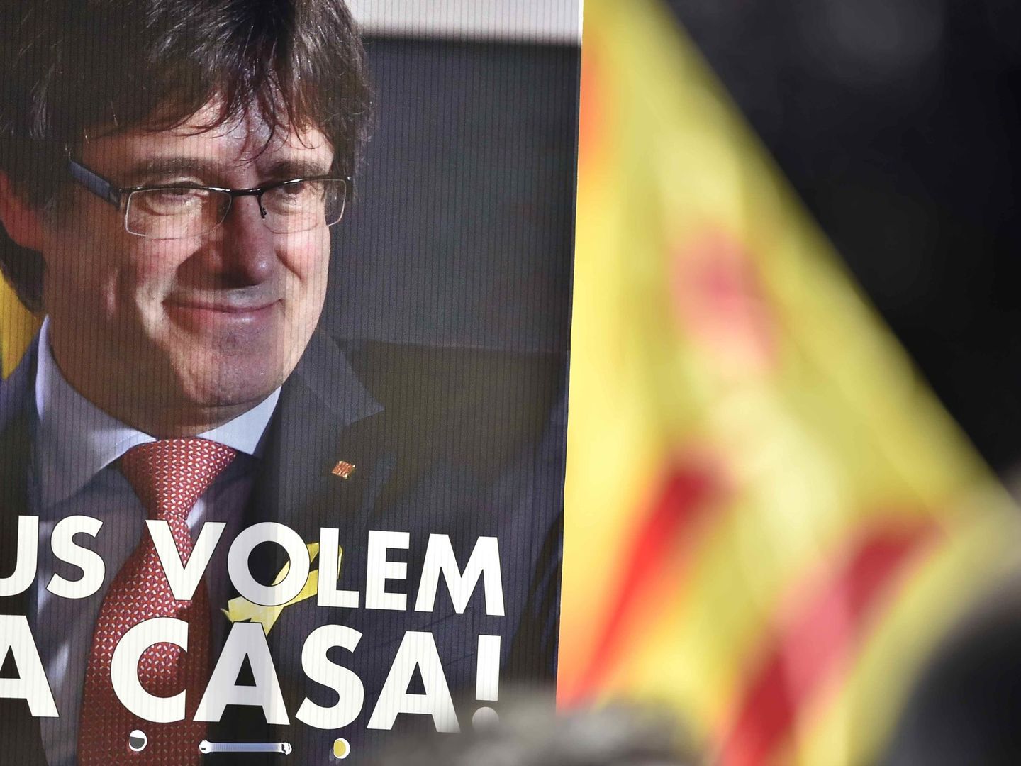Cartel del expresidente de la Generalitat, Carles Puigdemont. (Reuters)