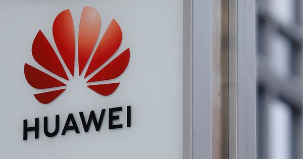 Foto: File photo: logo of huawei is seen in front of the local offices of huawei in warsaw