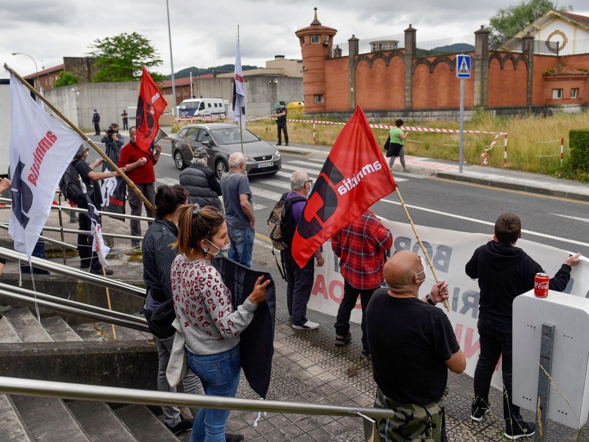 Foto: Protesta frente a la prisión de Basauri (Bizkaia) en apoyo al preso de ETA en huelga de hambre Patxi Ruiz. (EFE)