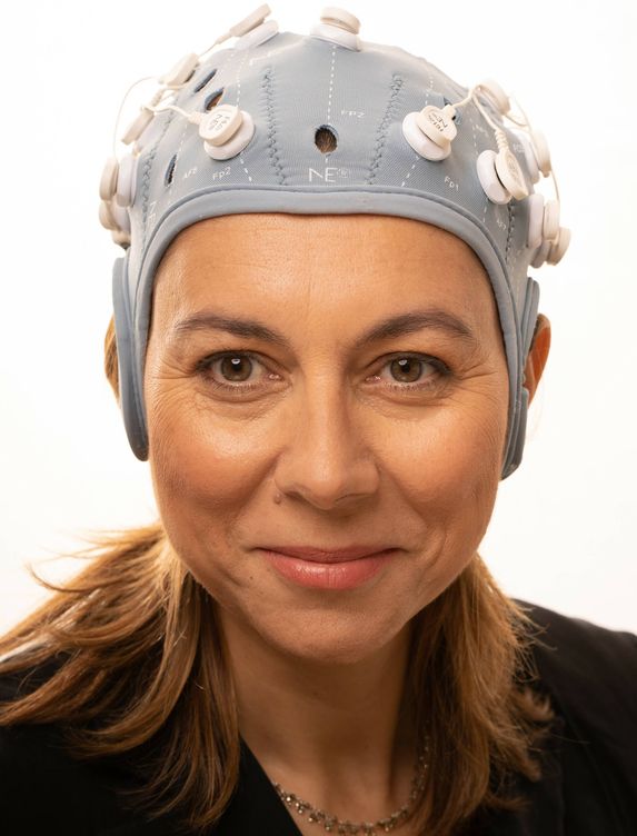 Ana Maiques, con el casco desarrollado por su empresa. (Cedida)