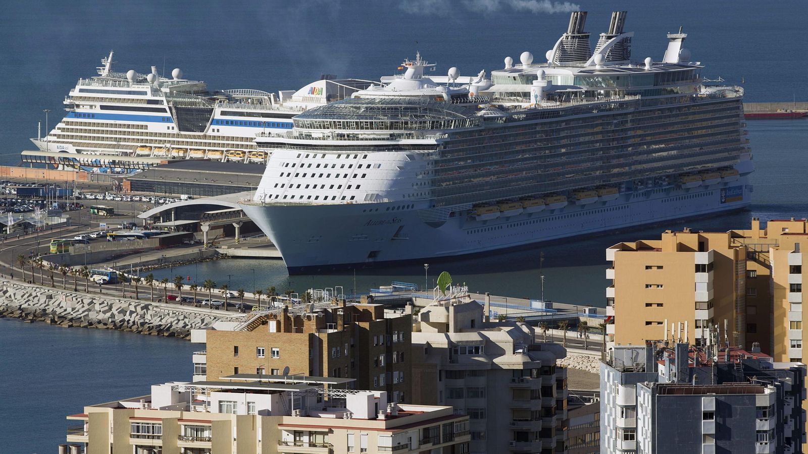 Foto: Un crucero en el Puerto de Málaga (Efe)