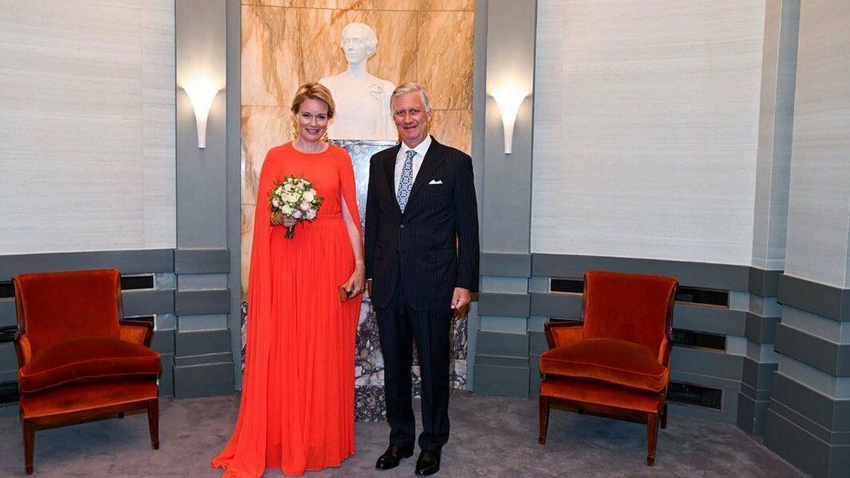 Matilde de Bélgica lo apuesta todo al rojo y gana con este vestido de gala que podría llevar Letizia