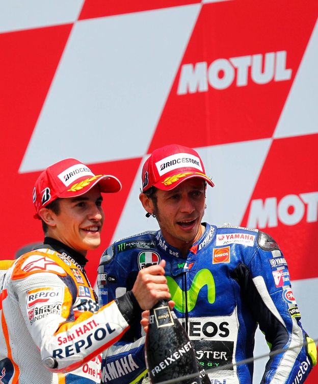 Foto: Márquez y Rossi en el podio de Holanda (Imago).