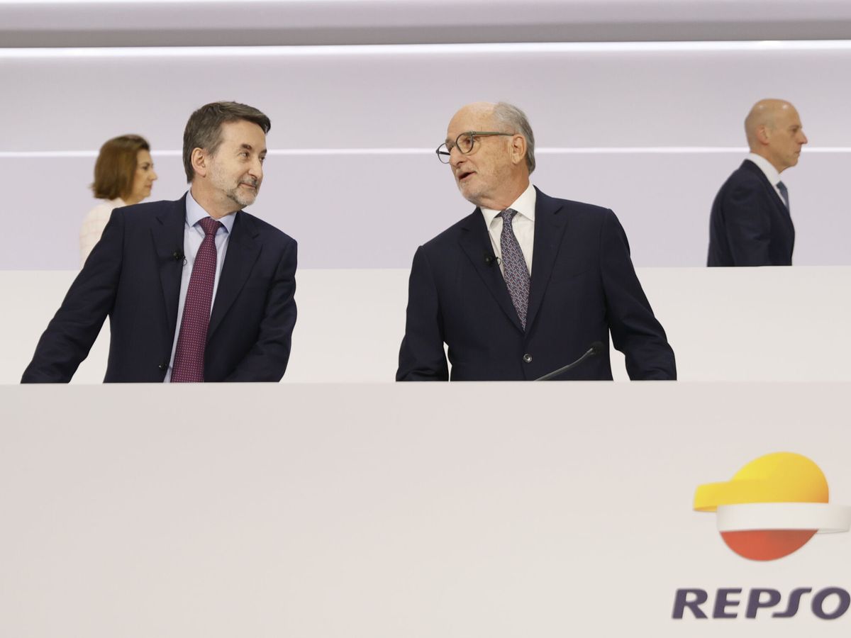 Foto: El CEO de Repsol, Josu Jon Imaz, y el presidente de Repsol, Antonio Brufua, en la última junta de accionistas. (EFE Mariscal) 