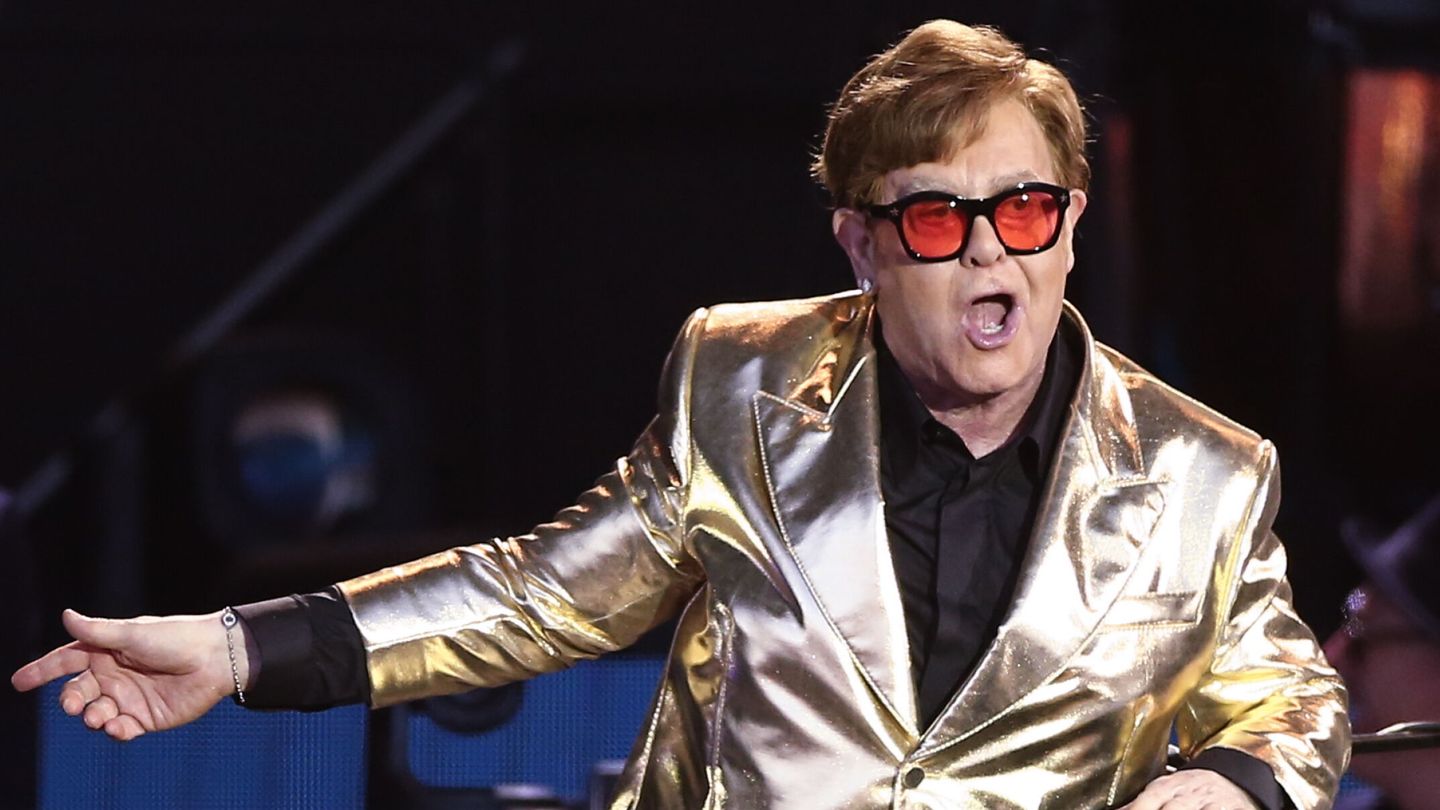 Elton John, sobre el escenario Pyramid del festival Glastonbury. (EFE/EPA/Adam Vaughan) 