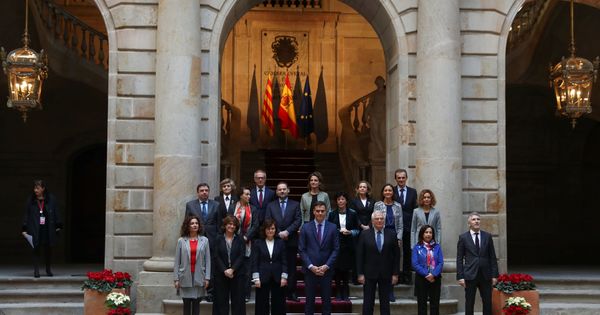 Foto: Pedro Sánchez posa con sus ministros en el patio de la Casa Llotja de Mar, este 21 de diciembre en Barcelona. (Reuters)