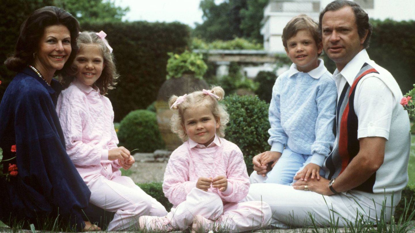 Los reyes Carlos Gustavo y Silvia de Suecia con sus tres hijos: Victoria, Magdalena y Carlos Felipe, en Solliden. (CP) 