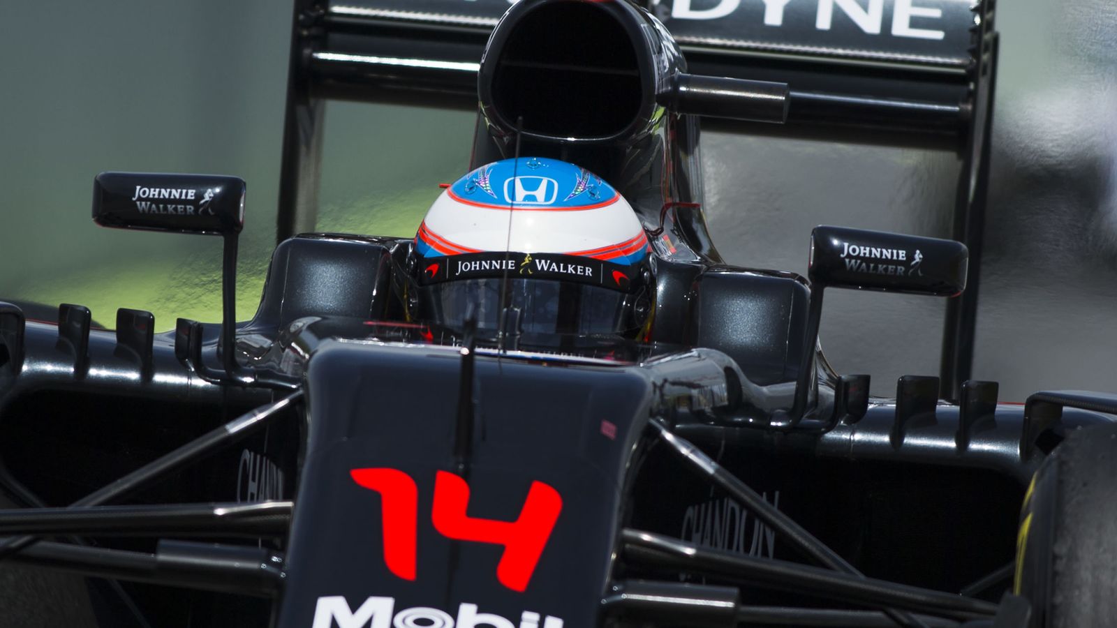 Foto: Fernando Alonso sobre su MP4-31, por la pista de Montmeló.