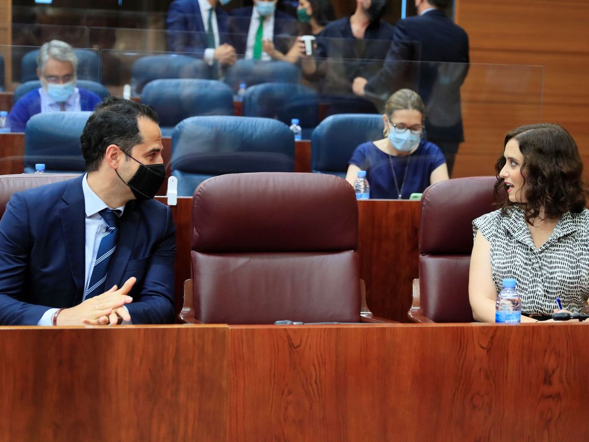 Foto: La presidenta de la Comunidad de Madrid, Isabel Díaz Ayuso, y su vicepresidente, Ignacio Aguado, en la Asamblea de Madrid. (EFE)