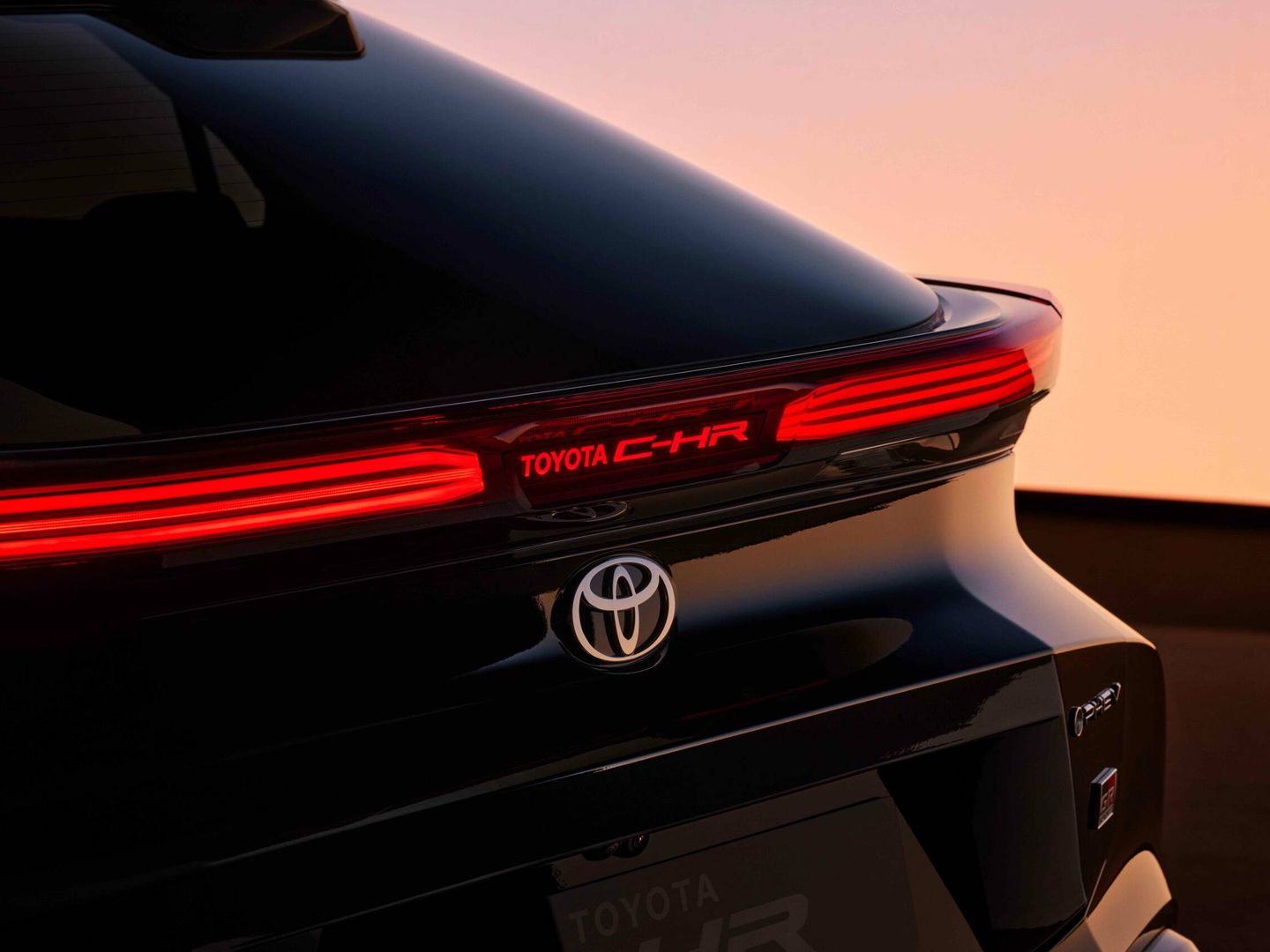 El nombre del coche, Toyota C-HR, luce iluminado solamente en parado.