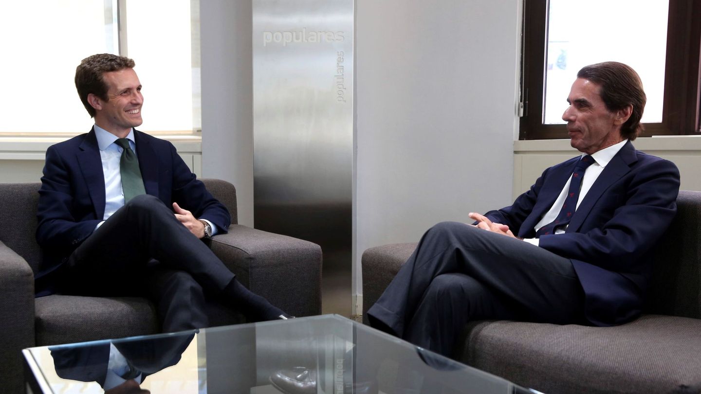 Pablo Casado durante la reunión que mantuvo en la sede de Génova con el expresidente del Gobierno José María Aznar. (EFE)