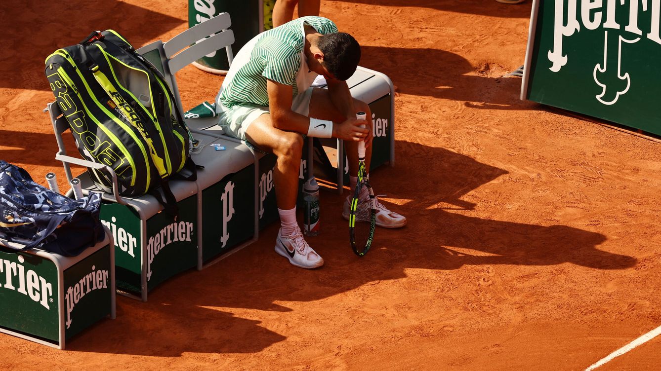 Foto: Carlos Alcaraz, abatido en pista tras lesionarse frente a Novak Djokovic. (Reuters/Kai Pfaffenbach)
