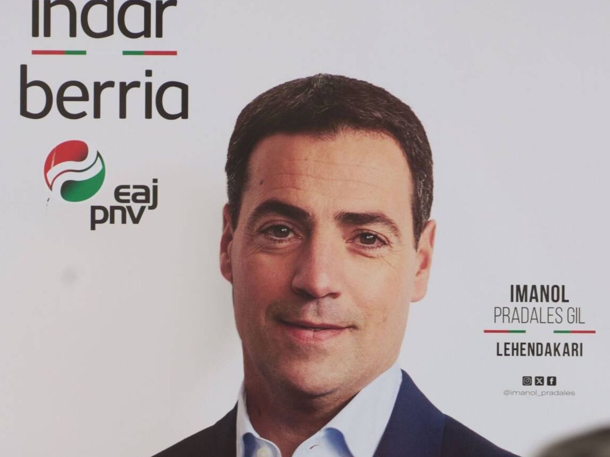 Foto: Un cartel electoral del candidato Imanol Pradales, del PNV, de las elecciones en el País Vasco. (EFE/ADRIÁN RUIZ HIERRO)