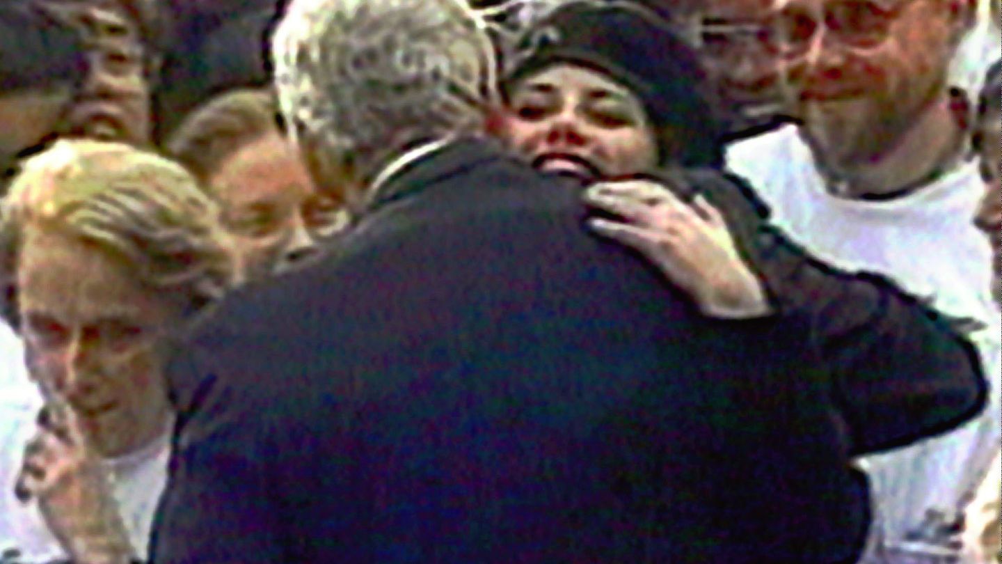 La famosa foto en la que el expresidente Clinton saludaba a Lewinsky en 1996 (Gtres)