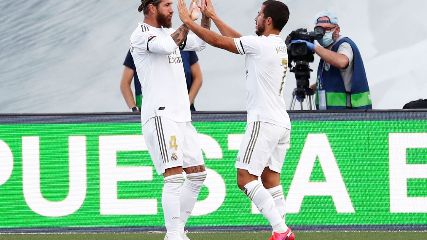 Sergio Ramos celebra con Eden Hazard el gol marcado al Eibar. (Efe)