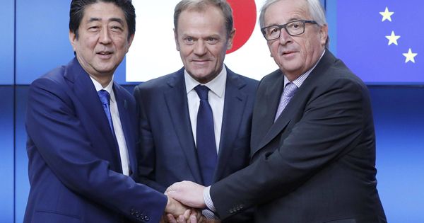 Foto: El primer ministro japonés Shinzo Abe se reunió con el presidente de la Comisión Europea, Jean-Claude Juncker (R), y el presidente del Consejo de la UE,Donald Tusk, ayer en la sede de la UE en Bruselas, Bélgica. (Reuters)