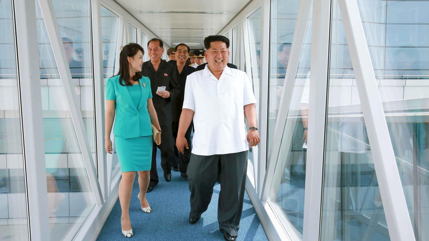 Kim Jong-un y su esposa Ri Sol Ju durante una visita a la nueva terminal del Aeropuerto Internacional de Pyongyang, en junio de 2015. (Reuters)