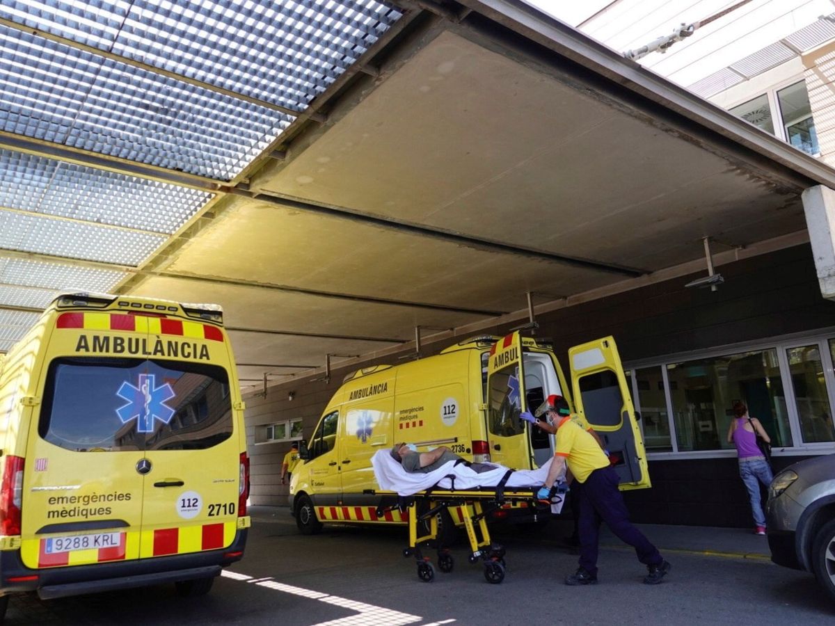 Foto: Llegada de un enfermo en ambulancia al hospital Arnau de Vilanova, en Lleida. (EFE)