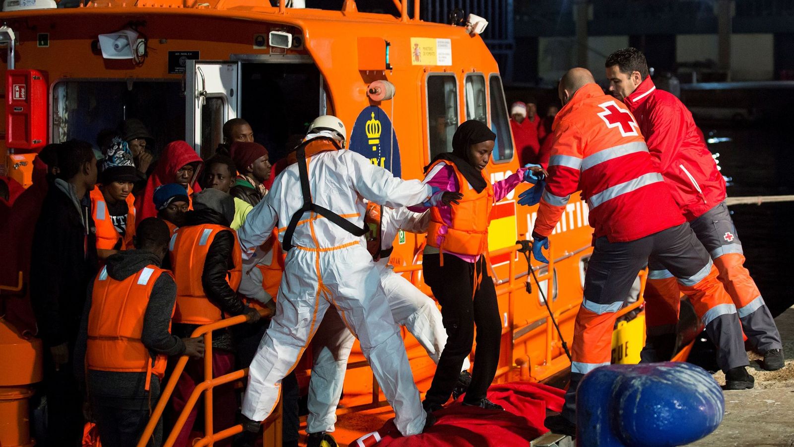 Foto: Llegada al puerto de Málaga de inmigrantes rescatados por Salvamento Marítimo cuando navegaban en una embarcación en el mar de Alborán, que salió del norte de Marruecos. (EFE)