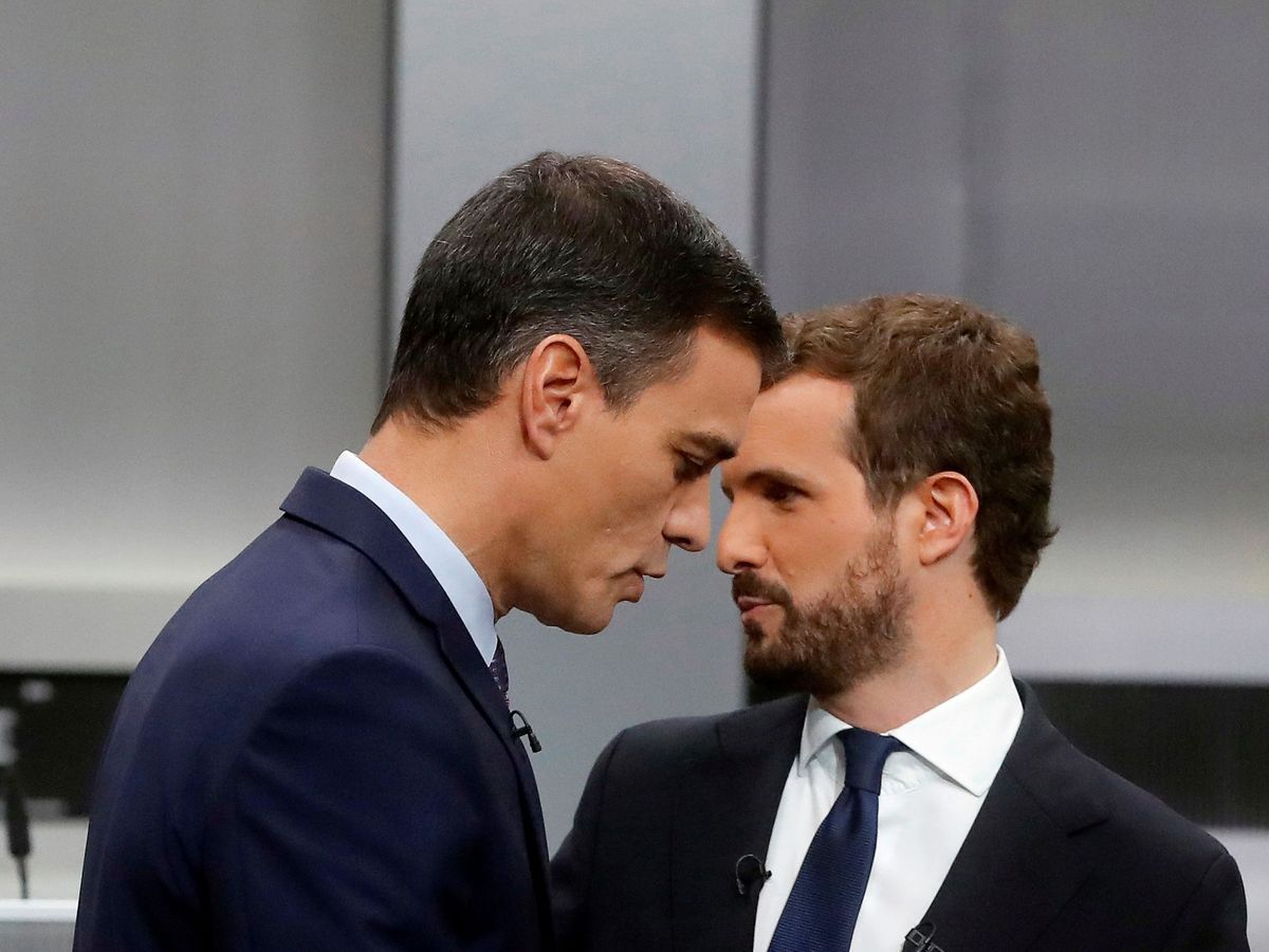 Foto: Pedro Sánchez y Pablo Casado, en los minutos previos al debate electoral del pasado 4 de noviembre. (EFE)