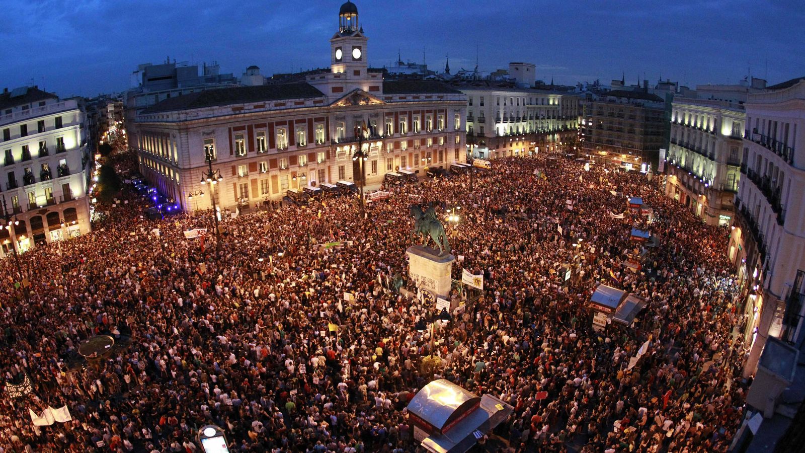 Foto: Integrantes del Movimiento 15M abarrotan la céntrica Puerta del Sol de Madrid en el primer aniversario del movimiento reivindicativo en 2012. EFE/Alberto Martín