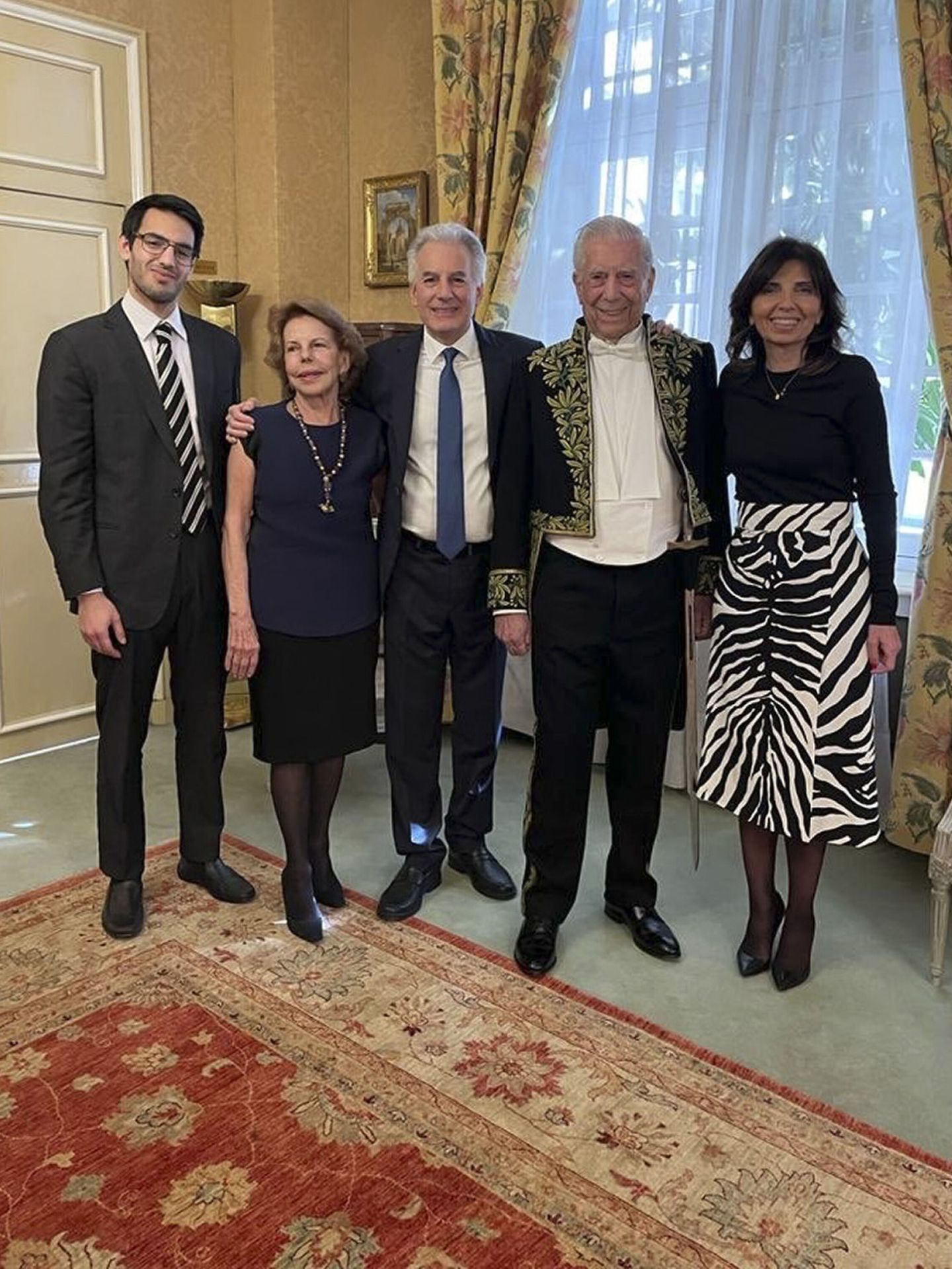 Mario Vargas Llosa, junto a sus tres hijos y Patricia Llosa. (EFE/Álvaro Vargas Llosa)