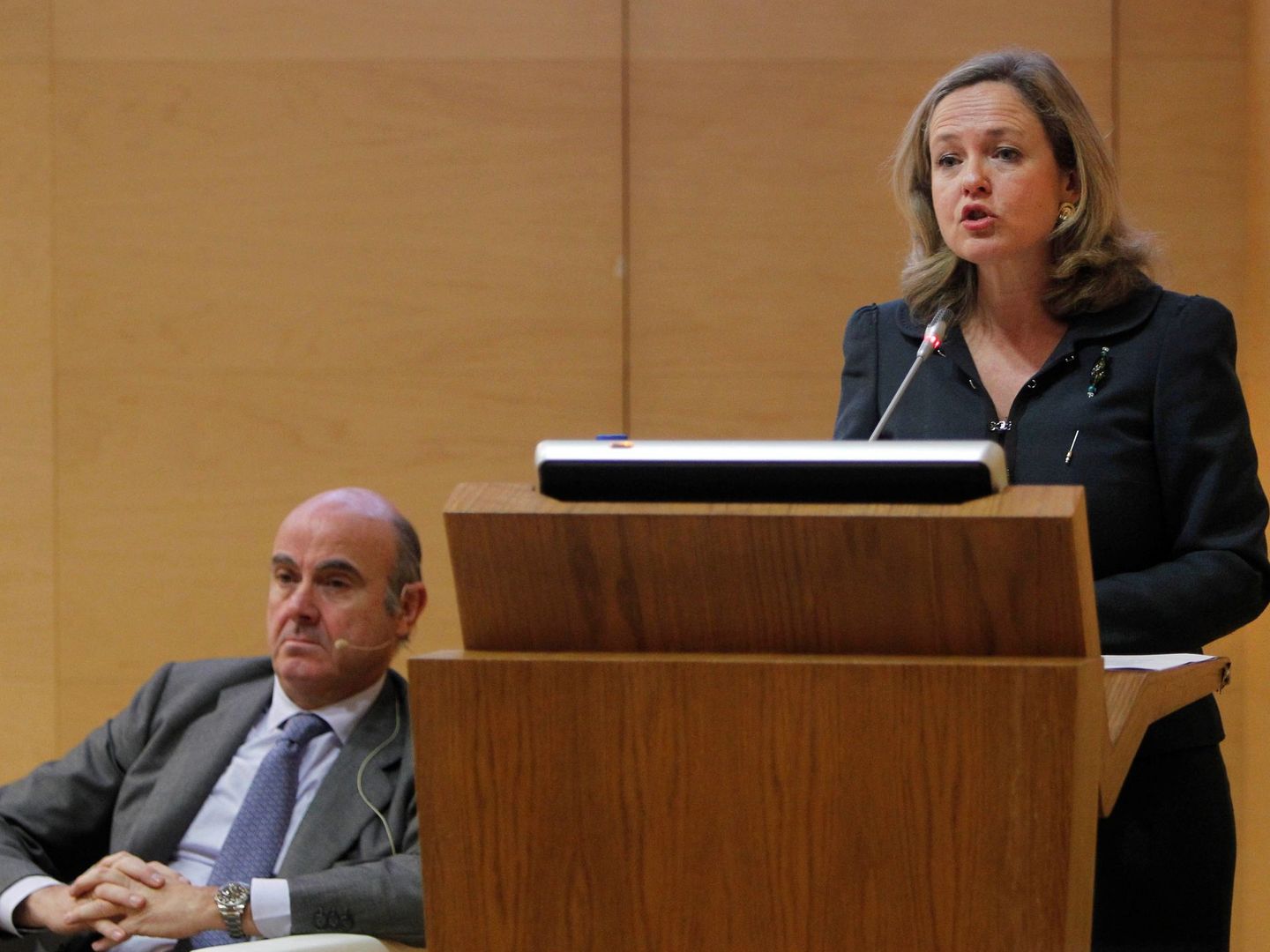La vicepresidenta del Gobierno, Nadia Calviño, y el vicepresidente del BCE, Luis de Guindos. (EFE)
