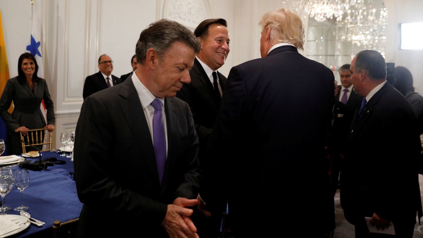 El presidente colombiano Juan Manuel Santos y otros líderes latinoamericanos durante una cena de trabajo en la que Trump habló de ordenar una intervención en Venezuela, en Nueva York, el 18 de septiembre de 2017. (Reuters)