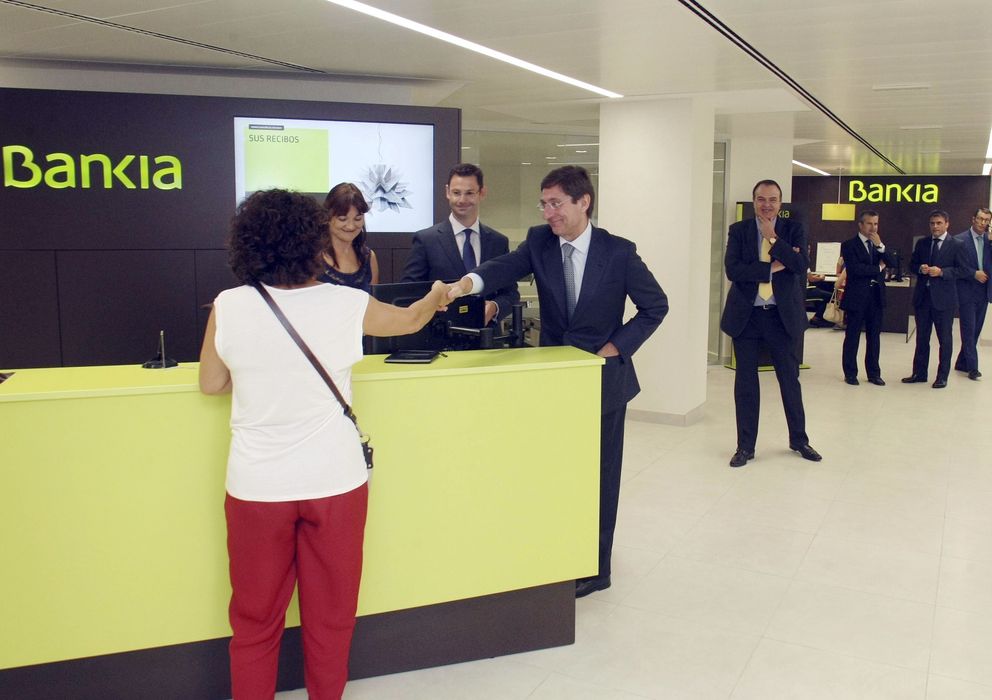 Foto: En manos de José Ignacio Goirigolzarri (c) está el conceder o no el bonus a los empleados de Bankia. (Efe)