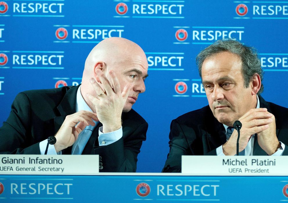 Foto: El presidente de la UEFA, Michel Platini (d), charla con Infantino.