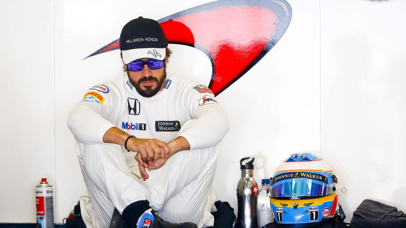 Foto: Alonso tras abandonar los terceros libres del GP de China (Efe).