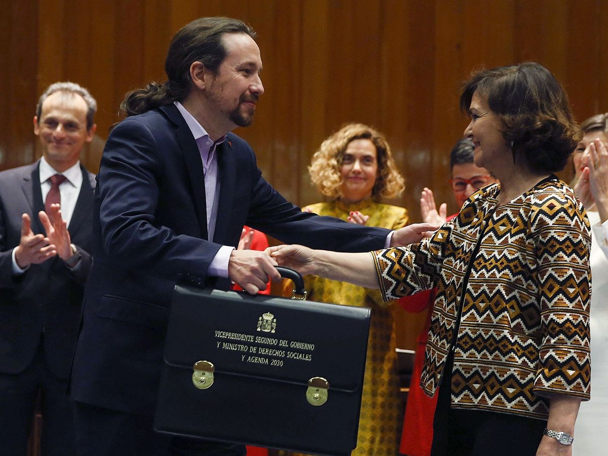 Foto: El nuevo vicepresidente de Derechos Sociales y Agenda 2030, Pablo Iglesias (i), recibe su cartera. (EFE)
