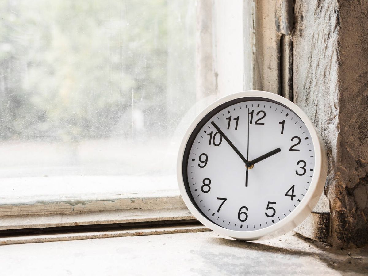 Foto: ¿Cuándo es el cambio de hora? Qué día hay que cambiar el reloj al horario de invierno (Freepik)