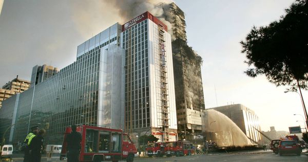Foto: Imagen del edificio Windsor ardiendo. (Reuters)