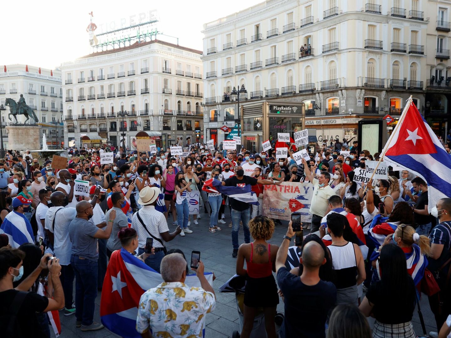 Varias personas participan en la concentración 'Por una Cuba libre' en la Puerta del Sol. (EFE)