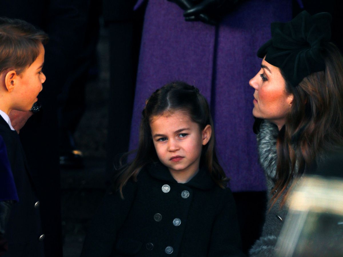 Foto: Kate Middleton, con sus dos hijos mayores en Navidad. (Reuters)