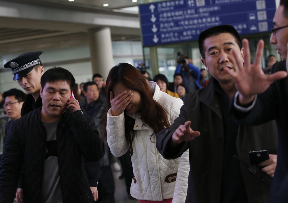 Foto: Familiares de los pasajeros esperan noticias del vuelo en el aeropuerto Beijing International, en Pekín (Reuters).