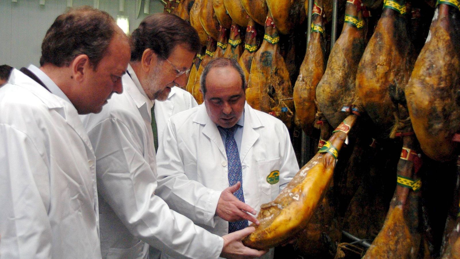 Foto: Mariano Rajoy, en una visita a una fábrica de productos derivados del cerdo ibérico. (EFE)