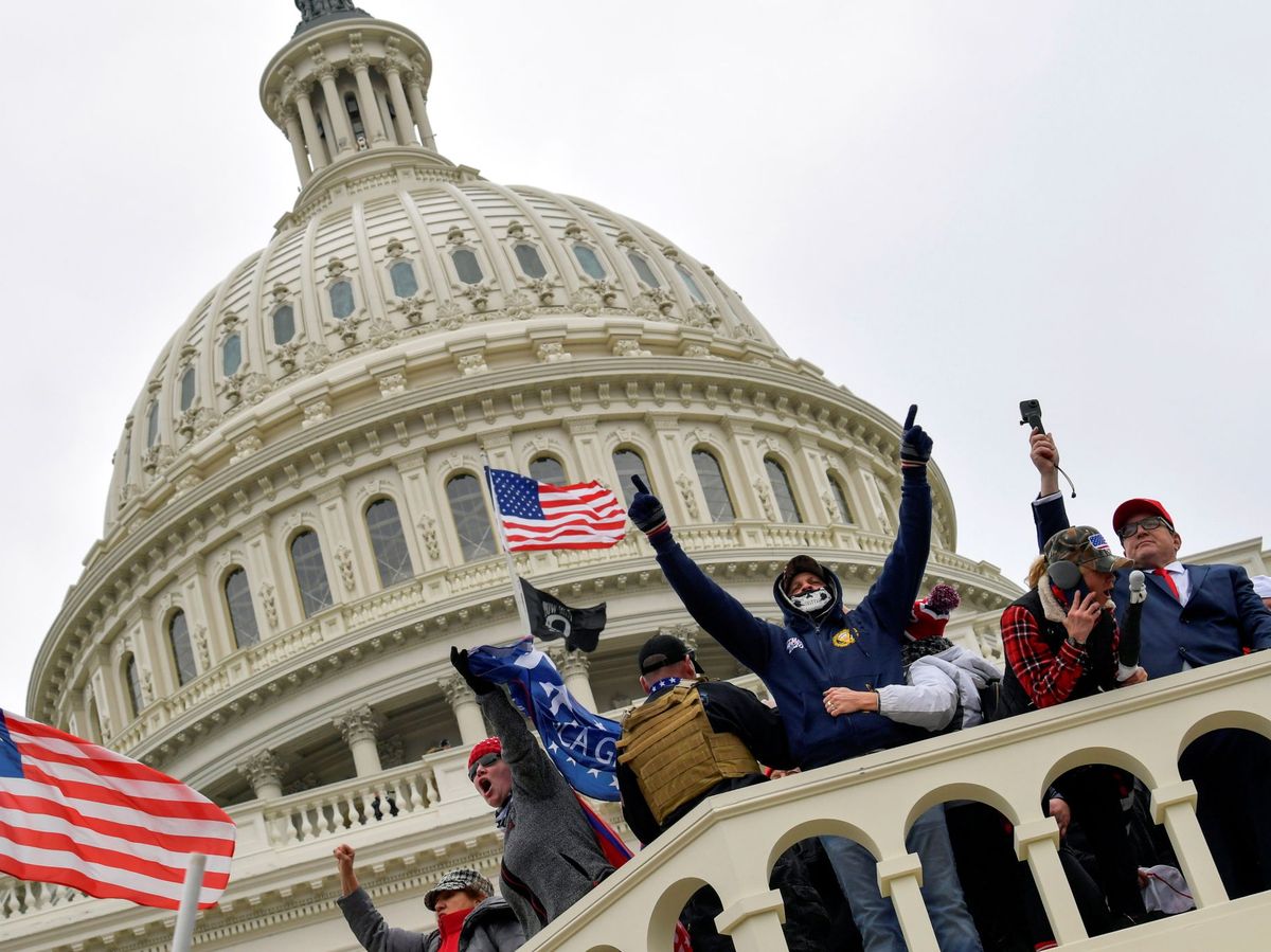 Foto: Simpatizantes del expresidente de EEUU Donald Trump, durante el asalto al Capitolio el 6 de enero. (Reuters) 