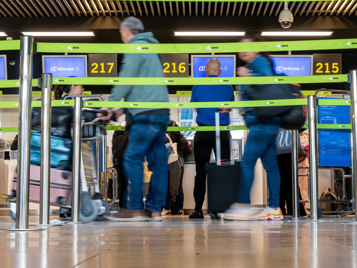 Foto: Viajeros en los mostradores de facturación de Air Europa en el aeropuerto Adolfo Suárez-Barajas en Madrid. (EFE/Fernando Villar)